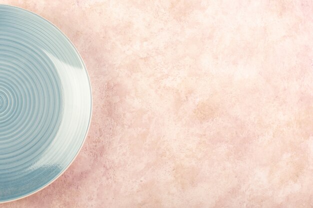 トップビューブルーラウンドプレート空のガラス製の孤立した食事のテーブルの色