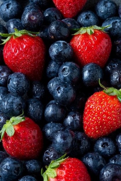 Disposizione di mirtilli e fragole vista dall'alto