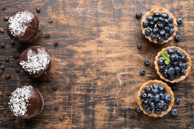 Vista dall'alto di dessert ai mirtilli con cioccolato e copia spazio