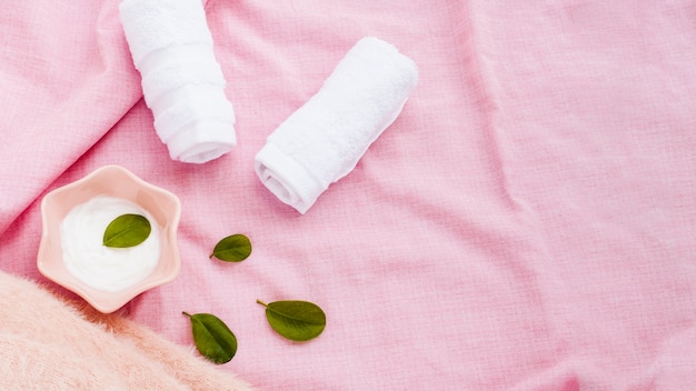 Free photo top view of body butter on pink background