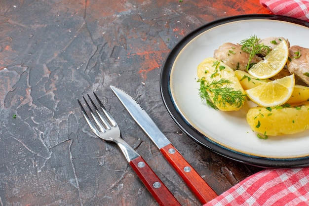 トップビューボイルドチキンと調理済みポテトグリーンとレモンの濃い背景料理料理料理色食品肉カロリーディナーソース空きスペース Premium写真