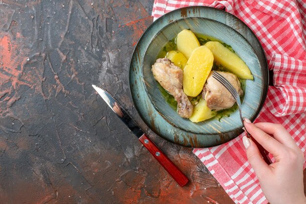 Вид сверху вареная курица с вареным картофелем внутри тарелки на темном фоне цвет еда соус мясо фото калории ужин масло