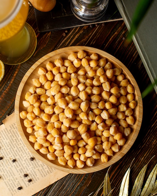 Free photo top view of boiled chickpeas in bamboo bowl