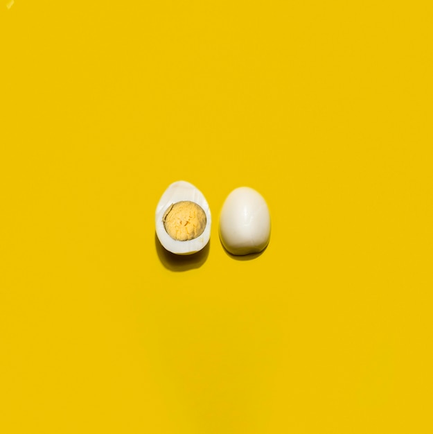 Free photo top view boiled egg on yellow background