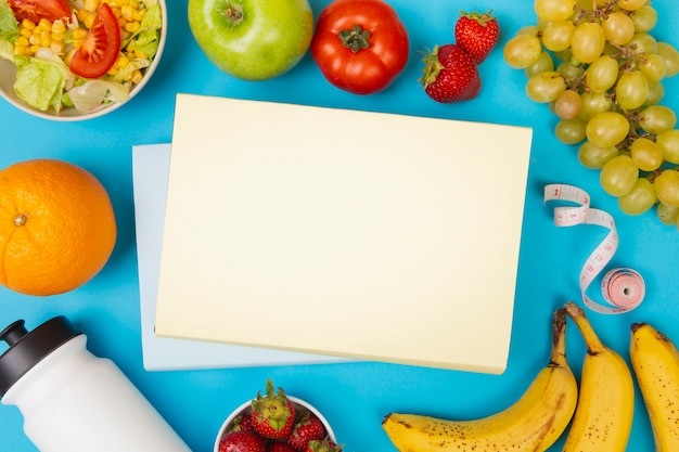 Vista dall'alto di libri e frutti con spazio di copia