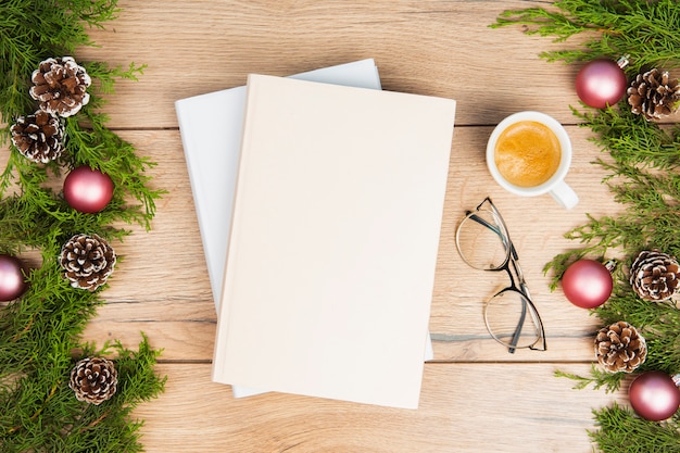 Foto gratuita vista dall'alto di libri e bicchieri su fondo in legno