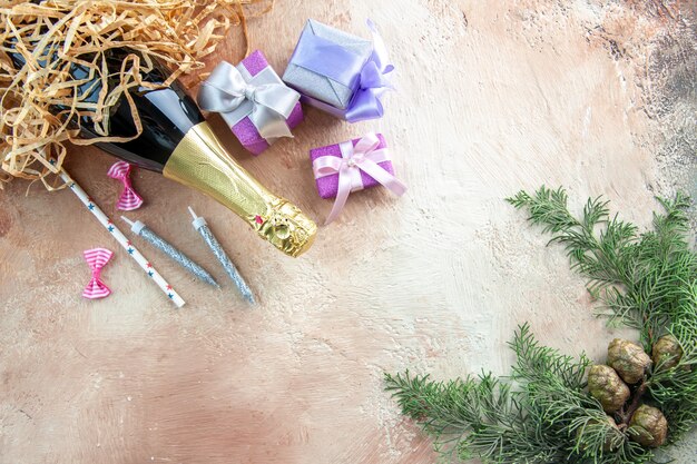 明るい色のギフト アルコール写真新年会に少しプレゼントを添えたシャンパンのトップ ビュー ボトル