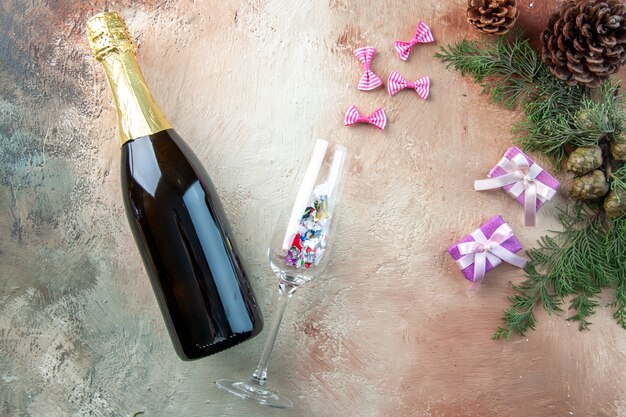 가벼운 선물 크리스마스 사진 새해 색 알코올에 작은 선물과 샴페인의 상위 뷰 병