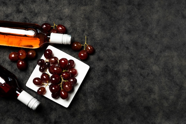 Бесплатное фото Вид сверху бутылки вина с виноградом