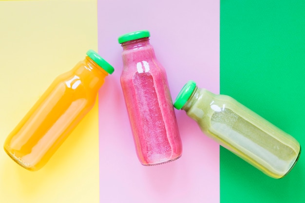 Free photo top view bottles with smoothie on table