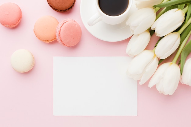 Free photo top view bouquet of tulip flowers with empty paper