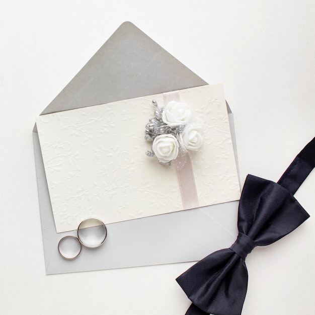 상위 뷰 나비 넥타이와 반지 결혼식 개념