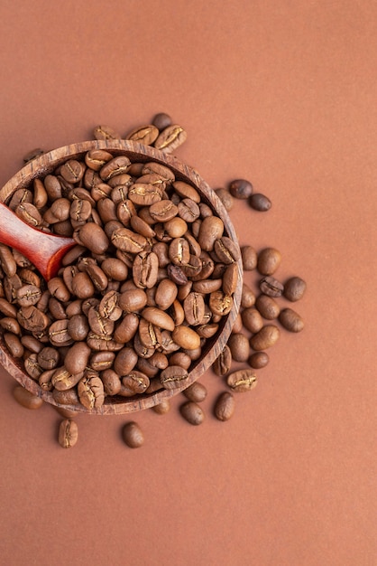 Foto gratuita ciotola vista dall'alto con chicchi di caffè