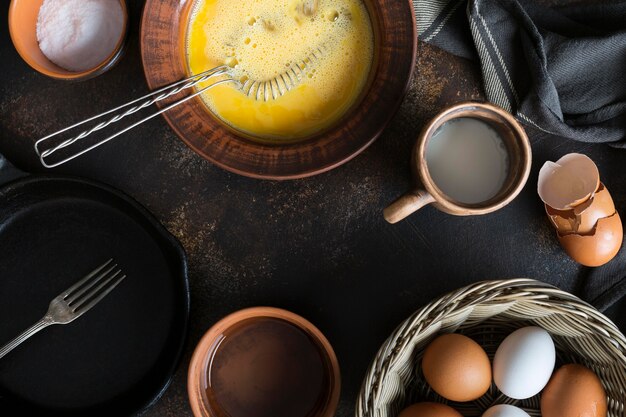 omlette 계란 노른자와 상위 뷰 그릇