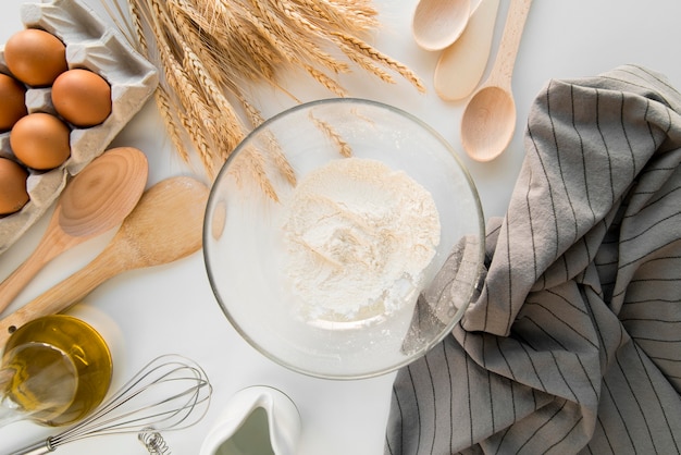 Free photo top view bowl with flour