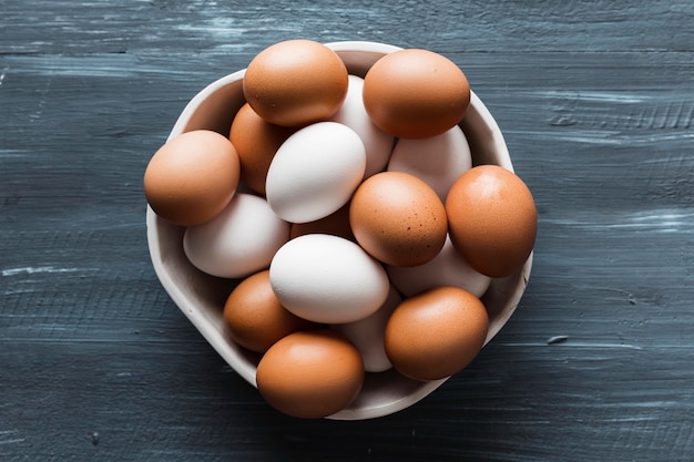 Вид сверху миска с различными яйцами