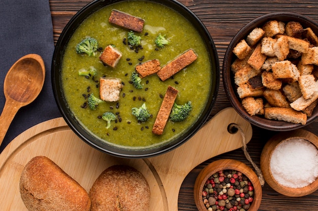 Foto gratuita vista dall'alto della ciotola con zuppa di broccoli invernali e crostini di pane