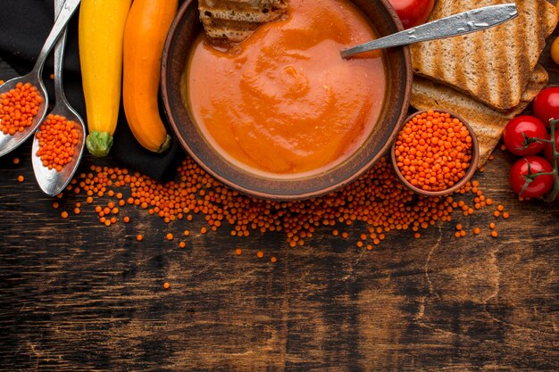 Vista dall'alto della ciotola con zuppa di zucca invernale e copia spazio