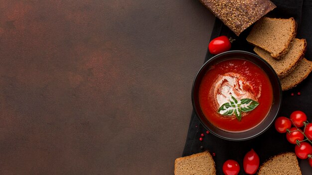 ボウルとトーストの冬のトマトスープとボウルの上面図