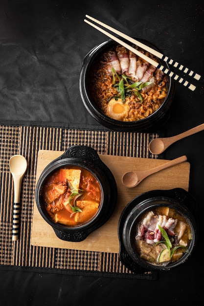 Free photo top view of bowls of delicious vegetable soup on a wooden table