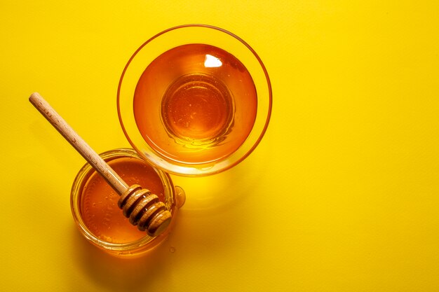 Вид сверху чаши, наполненные вкусным медом