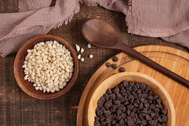 Foto gratuita ciotole vista dall'alto con gocce di cioccolato