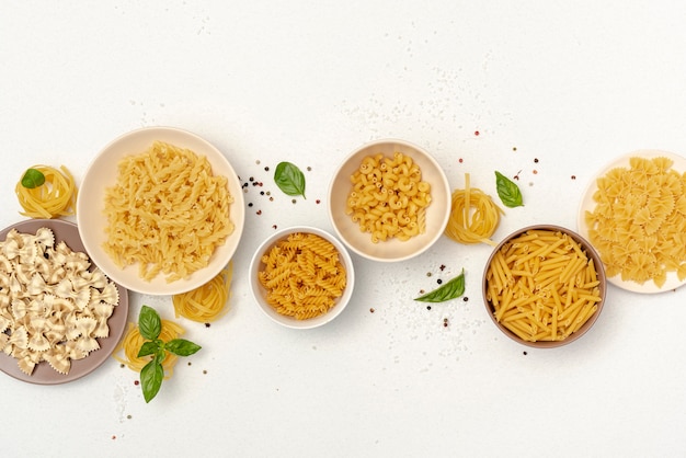 Foto gratuita vista dall'alto di ciotole con diversi tipi di pasta