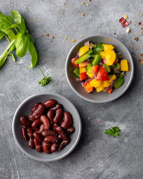 Free photo top view bowls with vegetables