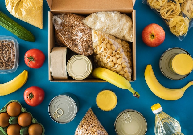 Foto gratuita vista dall'alto della scatola con il cibo per la donazione