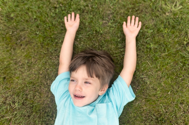 Free photo top view boy on grass