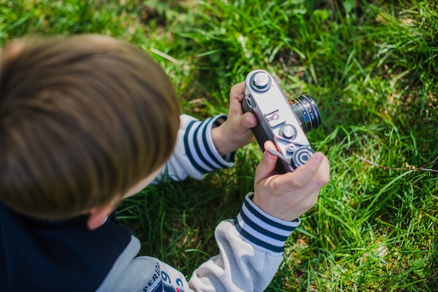 写真のカメラを持つ少年のトップビュー