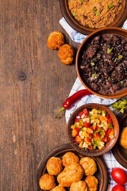 Foto gratuita vista dall'alto cibo brasiliano con copia spazio