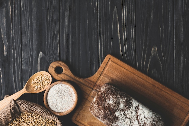 Vista dall'alto di pane panino e cereali