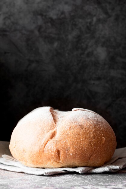 Free photo top view bread on kitchen towel