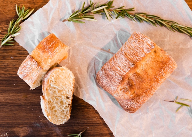 Free photo top view bread loaf with rosemary