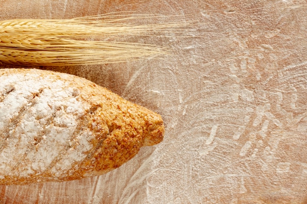 Вид сверху хлеб и пшеница