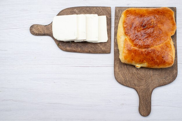 Pane di vista superiore con formaggio sul pasto del panino del pane dell'alimento del fondo bianco