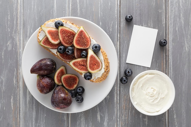 Foto gratuita pane vista dall'alto con crema di formaggio e fichi