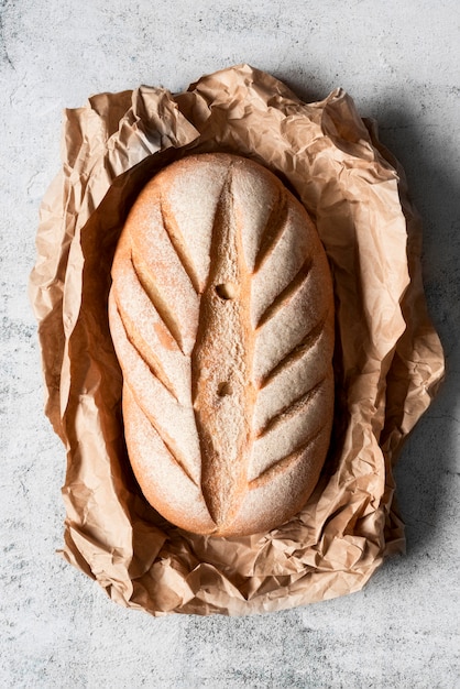 Вид сверху хлеб с декором на пергаментной бумаге