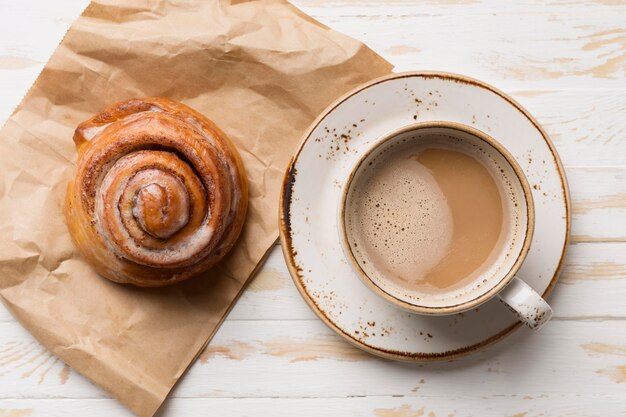 トップビューの朝食の品揃え、コーヒー、ペストリー