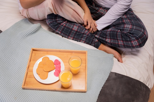 Foto gratuita vista dall'alto colazione a letto