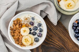 Free photo top view breakfast bowl with granola and fruits