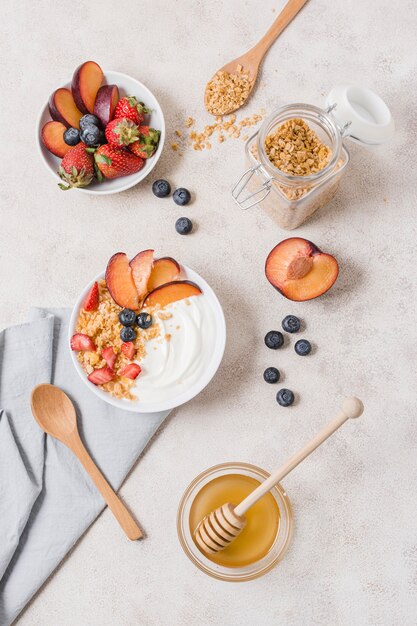 Вид сверху завтрак миски с йогуртом и фруктами