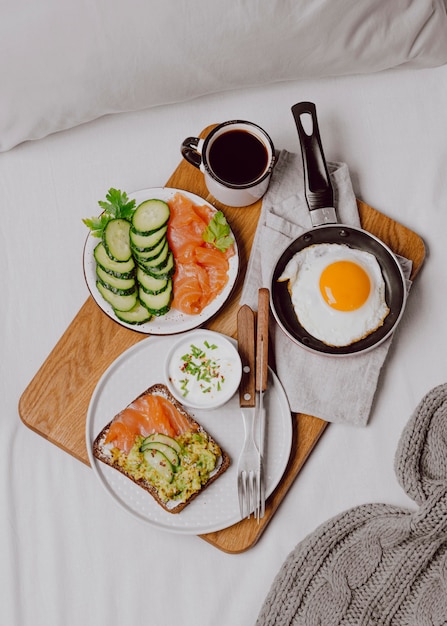 토스트와 튀긴 계란 침대에서 아침 샌드위치의 상위 뷰