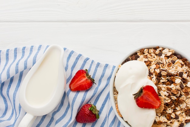 Foto gratuita colazione vista dall'alto con cereali