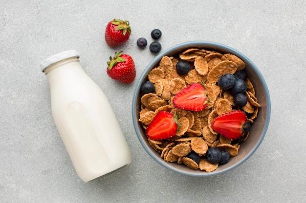 Foto gratuita colazione vista dall'alto con cereali