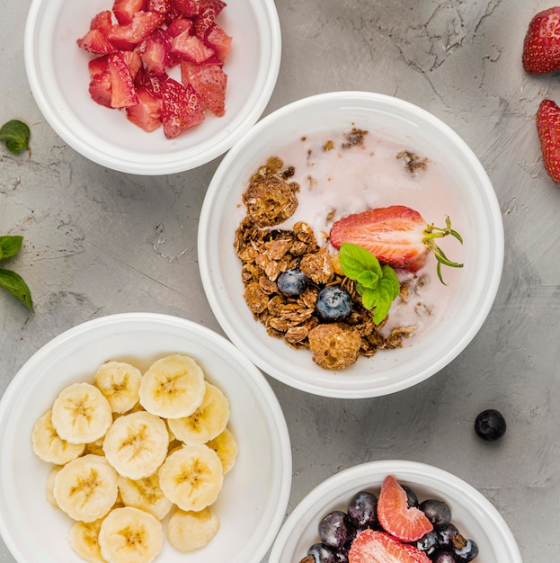 Foto gratuita colazione vista dall'alto con muesli e frutta