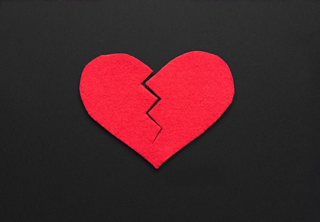 Free photo top view broken heart on dark background