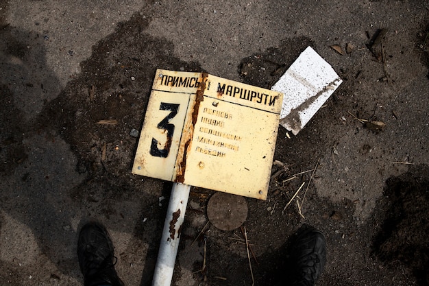 Вид сверху сломанный знак войны русских в украине