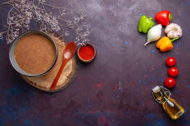 上面図暗い表面のスープに野菜が入った茶色の豆のスープ野菜の食事食品キッチン豆